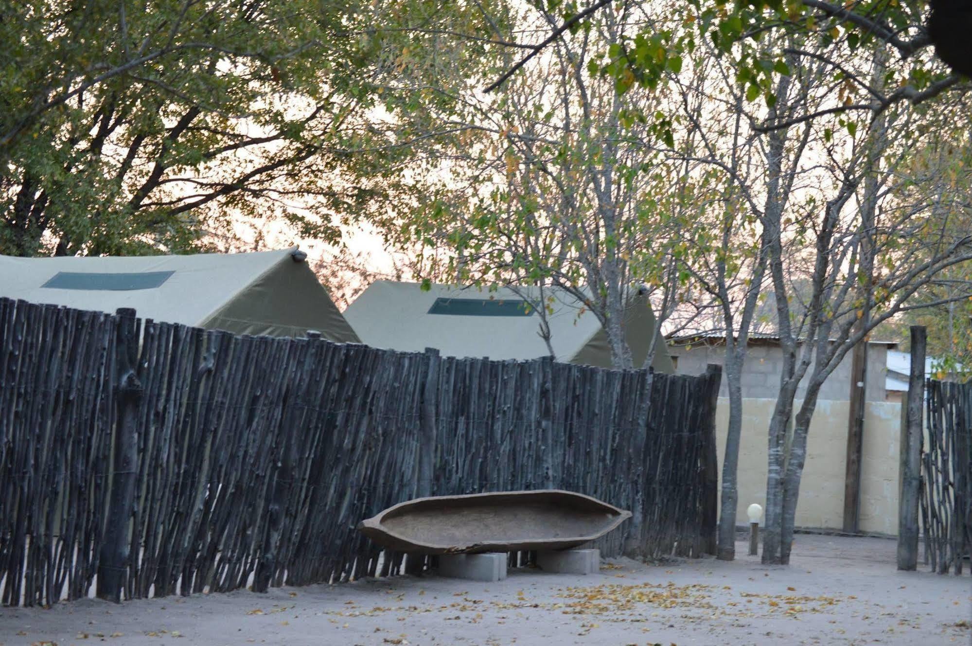 Motsebe Backpackers Hotel Maun Exterior photo