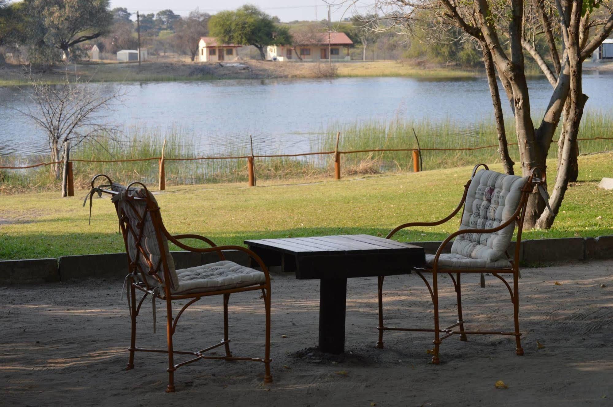 Motsebe Backpackers Hotel Maun Exterior photo